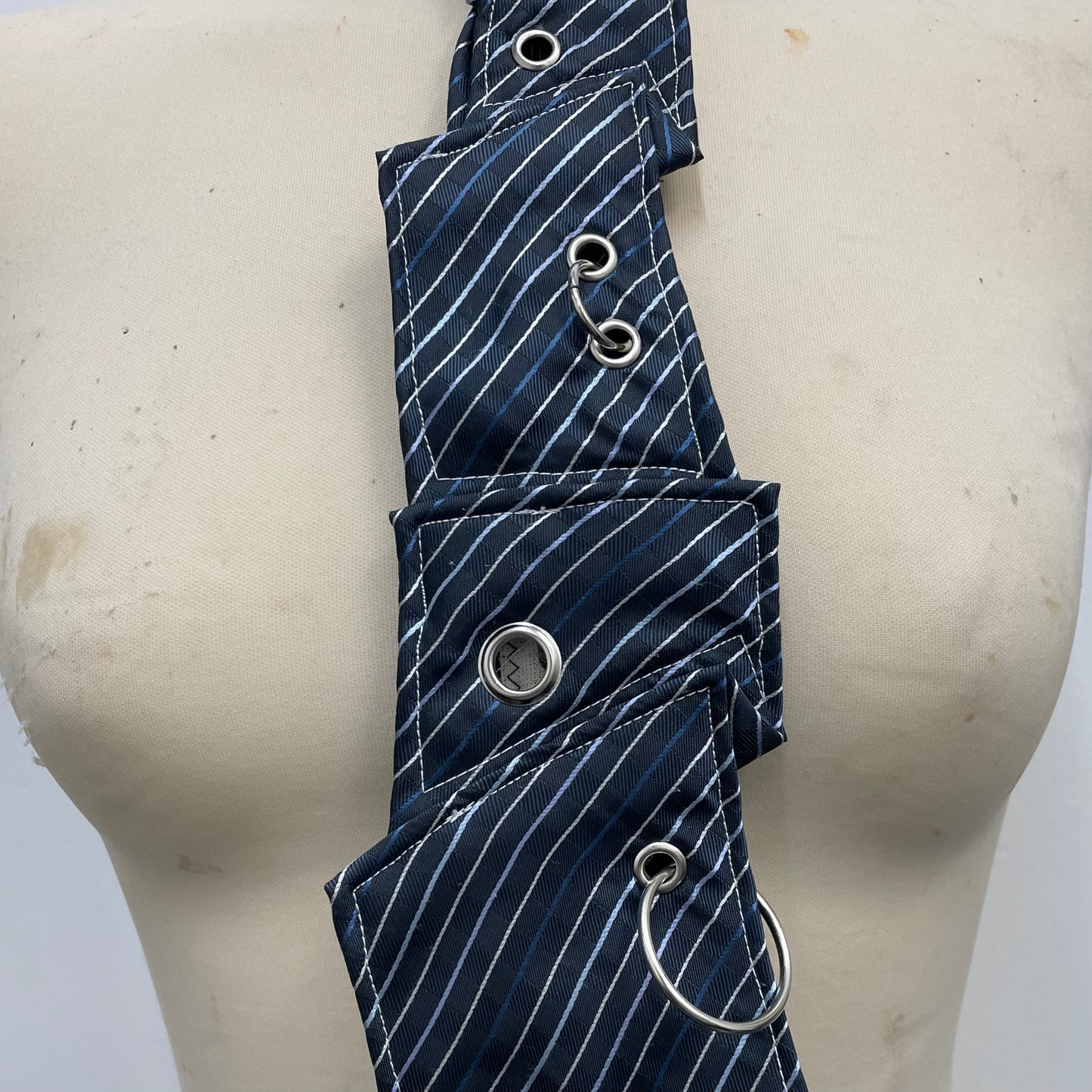 Disjointed stripe tie