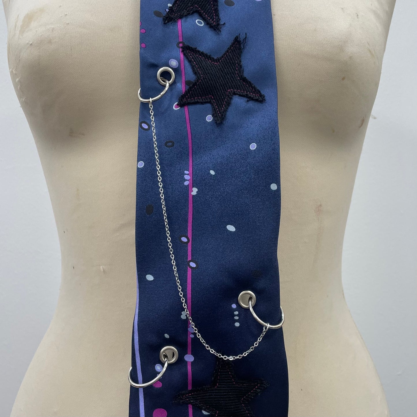 Star chain tie