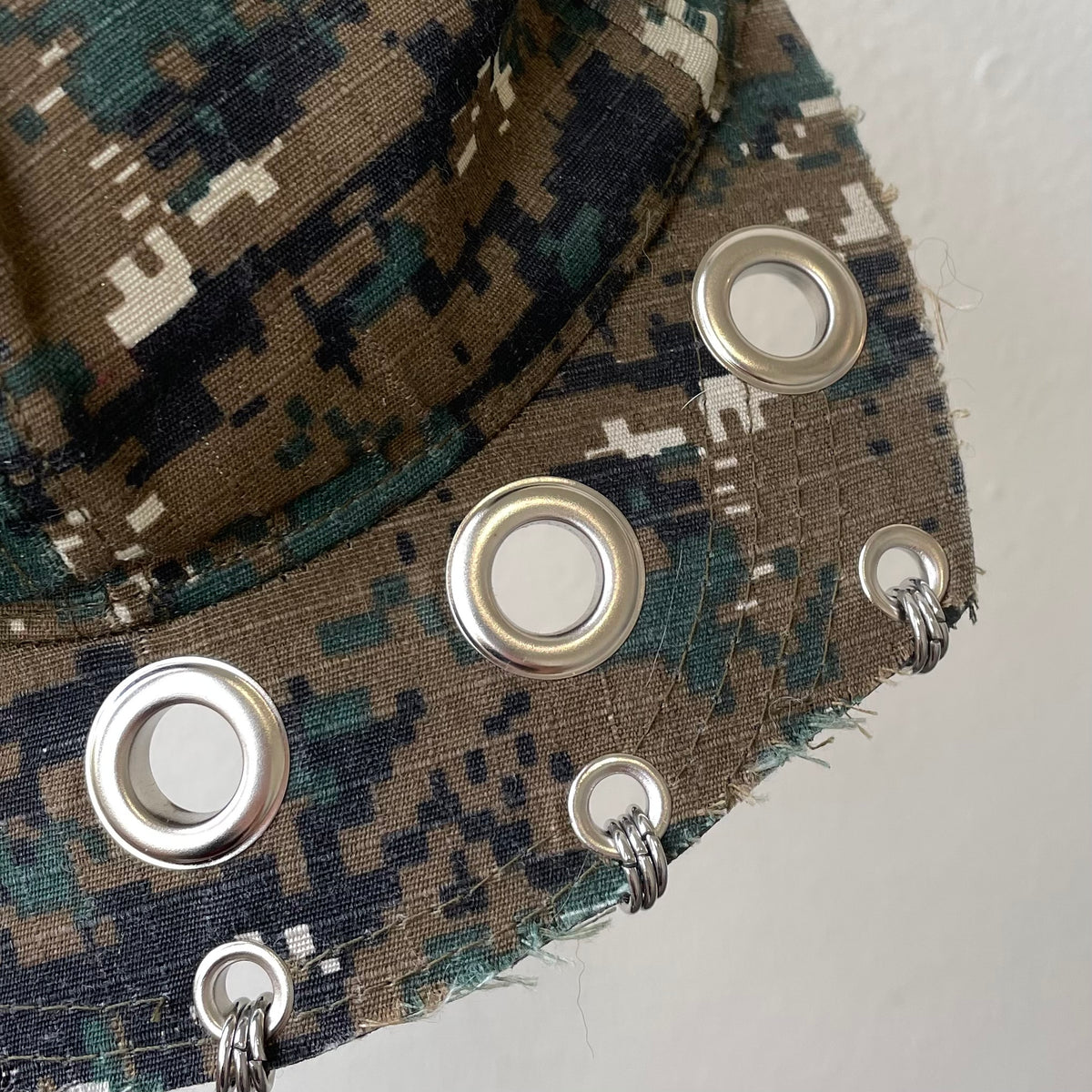 Camo cropped brim cap