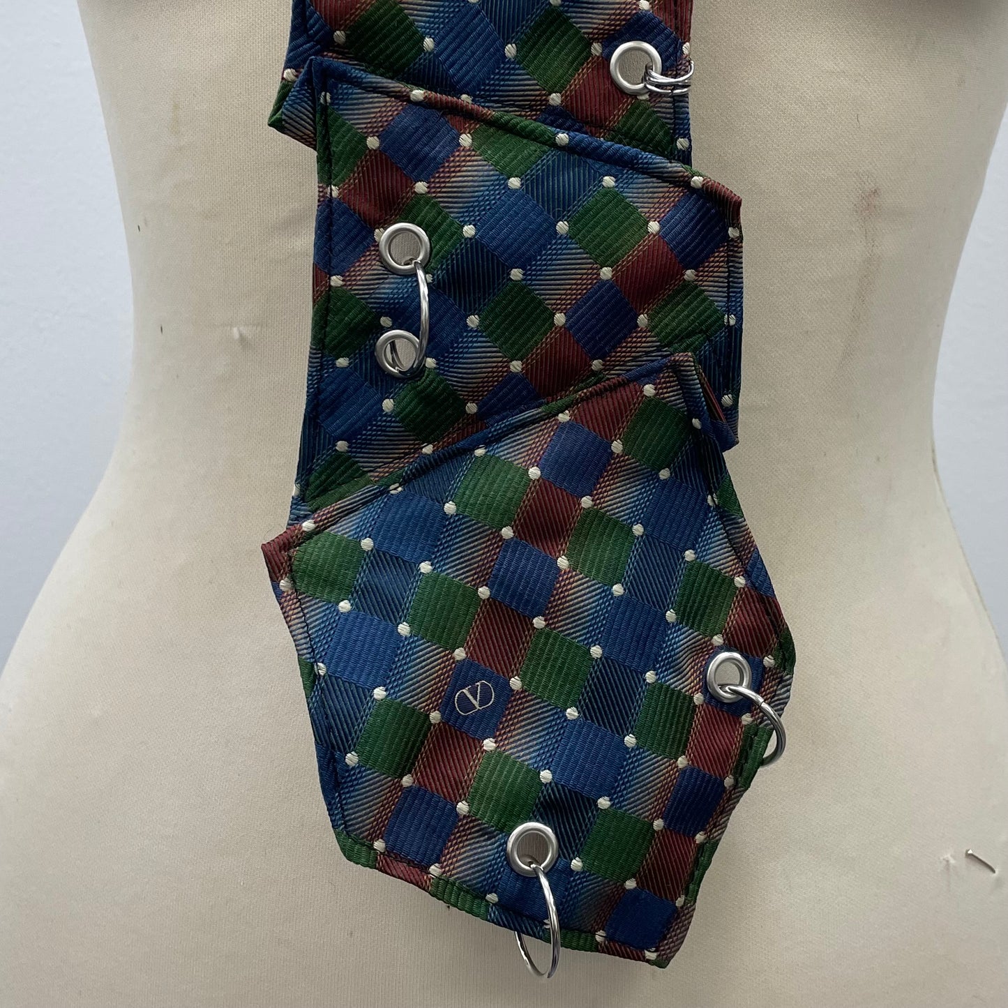 Disjointed tie