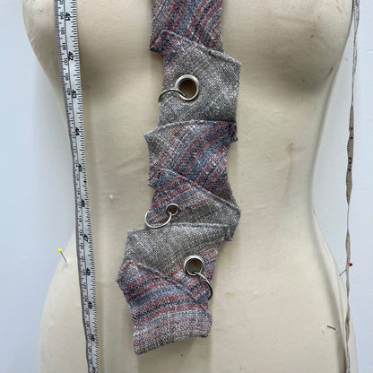 Disjointed wool tie