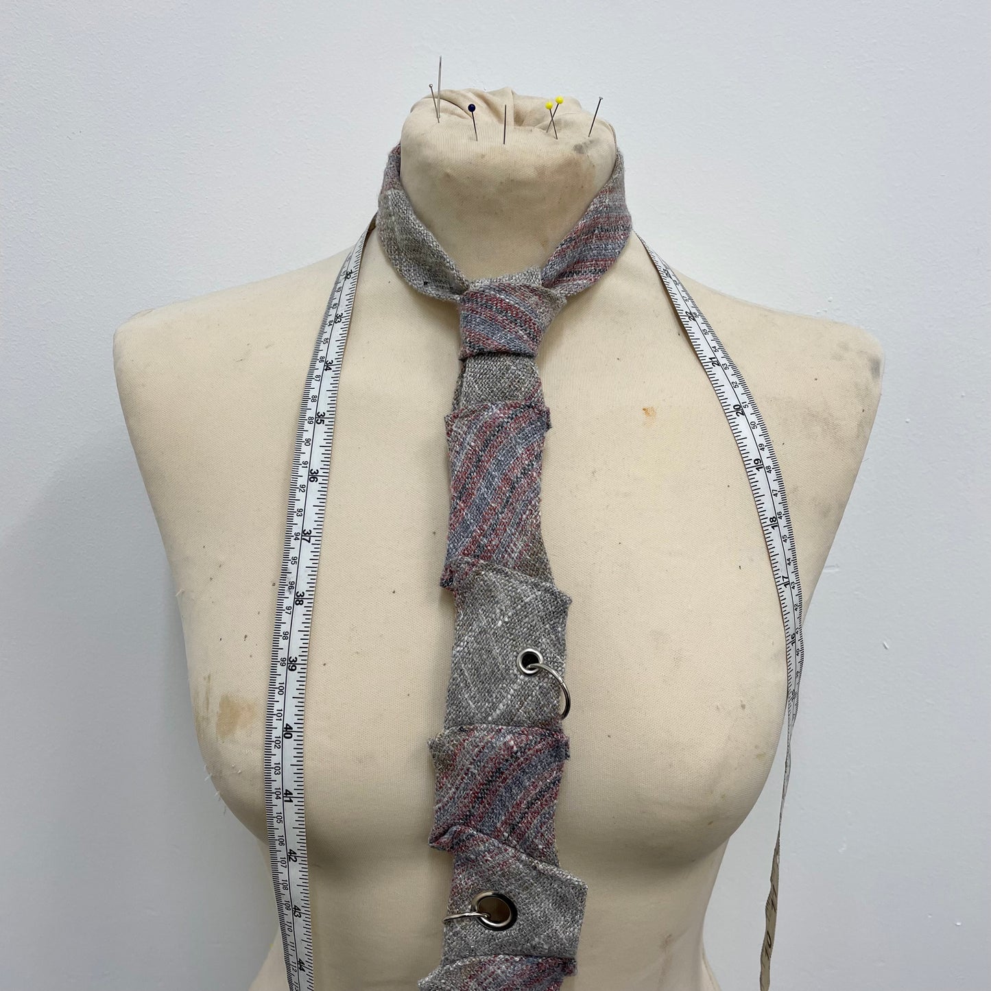 Disjointed wool tie