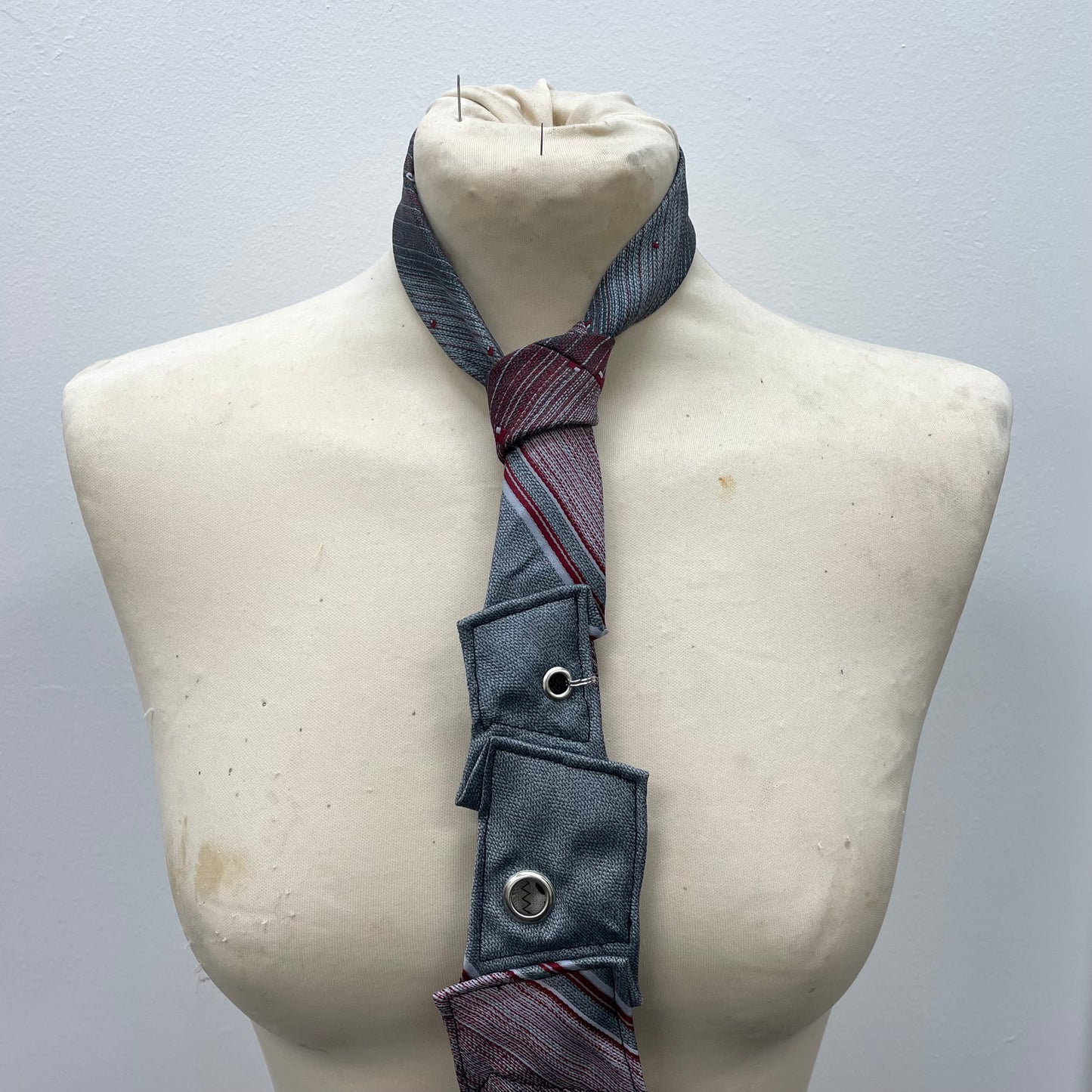 Grey disjointed tie