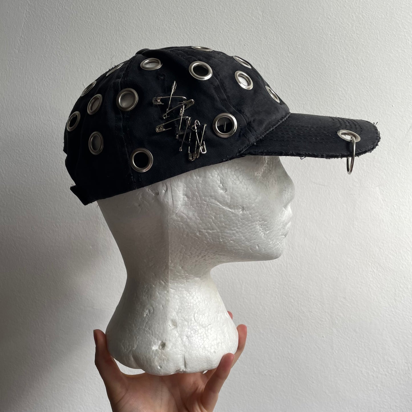 Eyelet cap