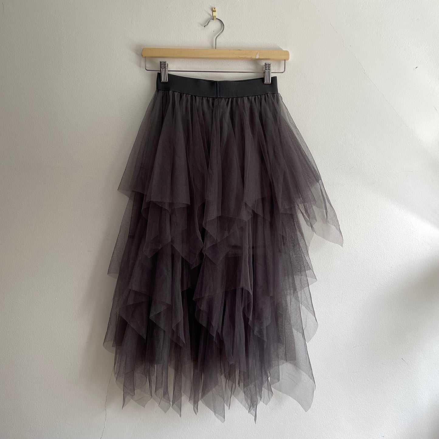 Layered asymmetric mesh skirt