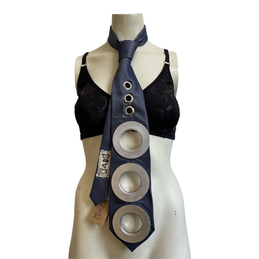 Oversized eyelet tie