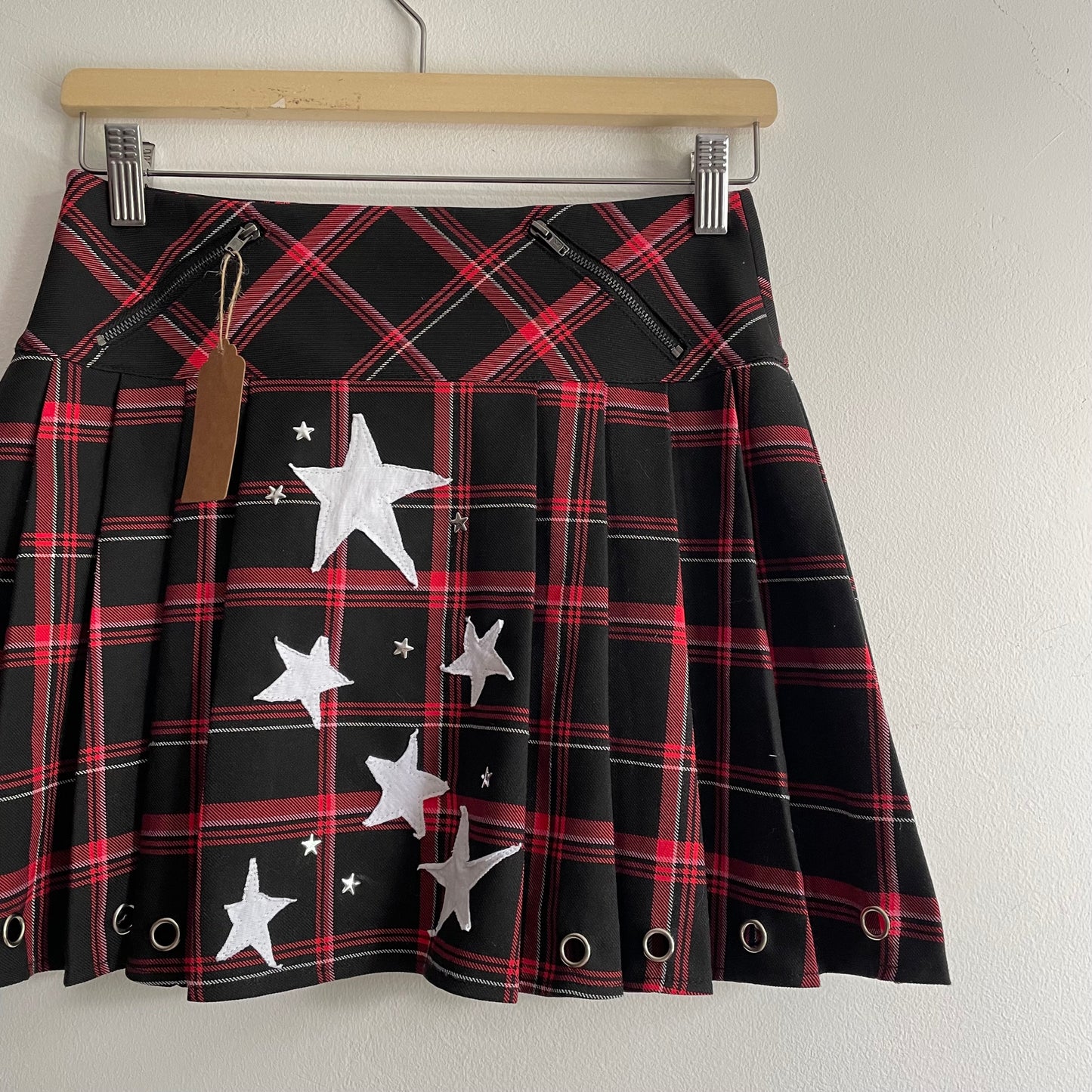 Star + eyelet pleated skirt