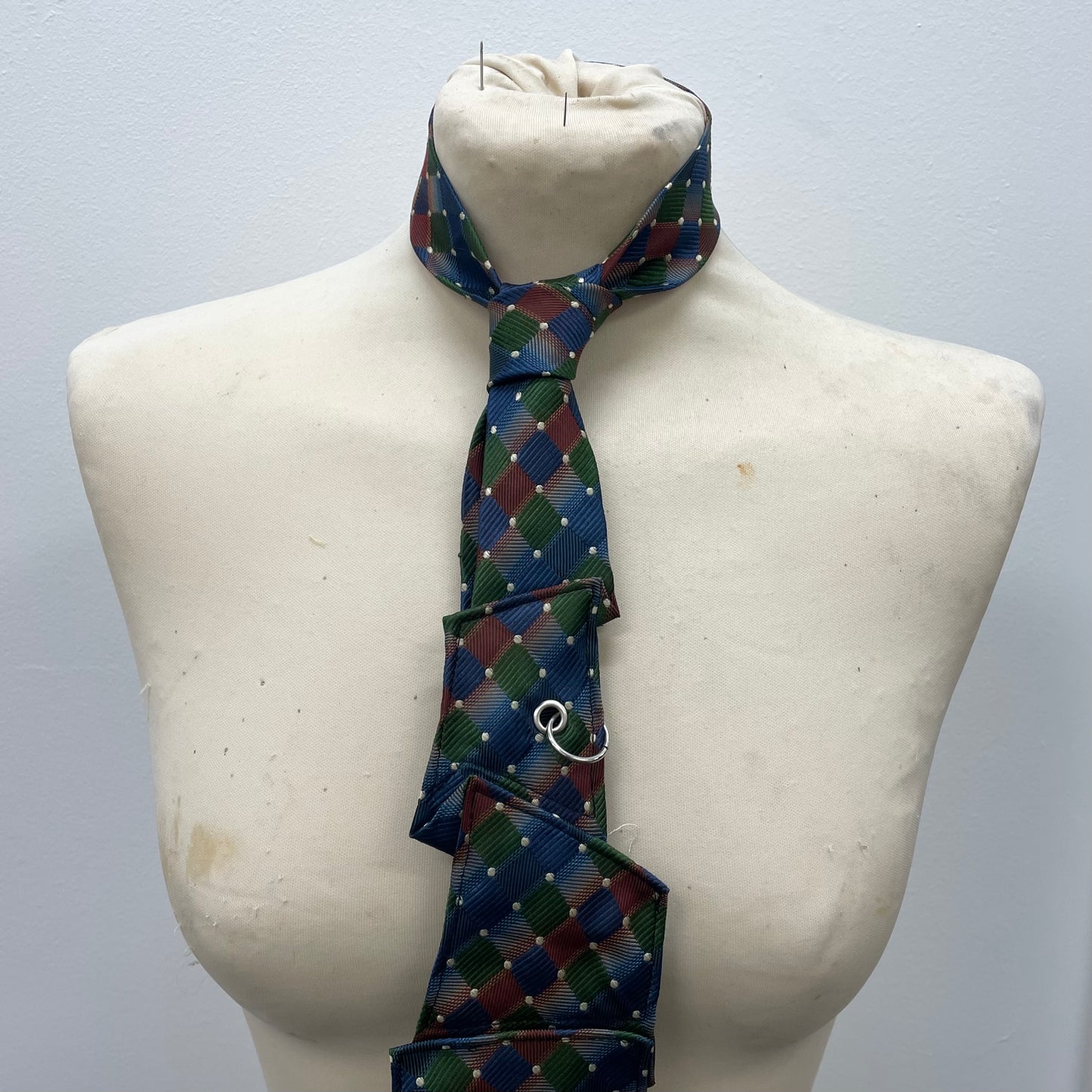 Disjointed tie