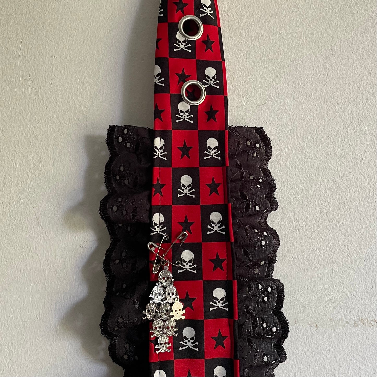 Gothic tie