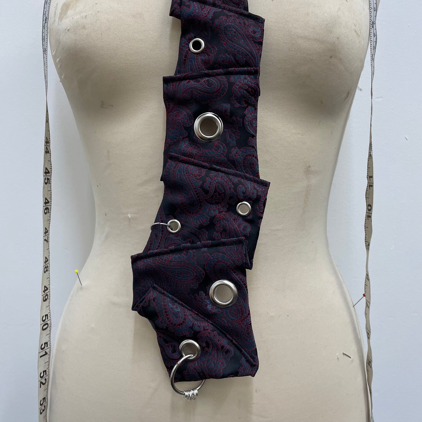 Disjointed tie
