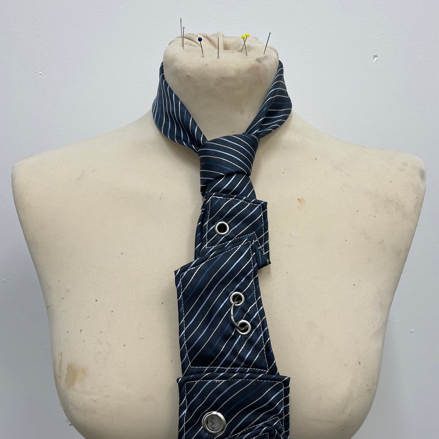 Disjointed stripe tie