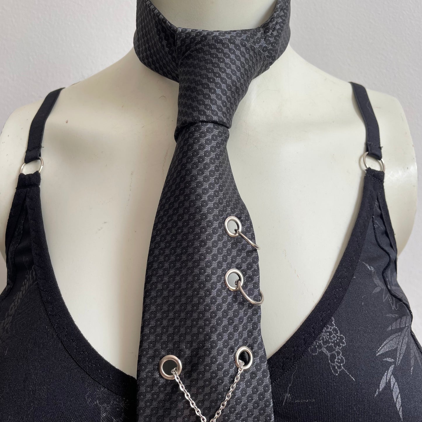 Chain corset tie