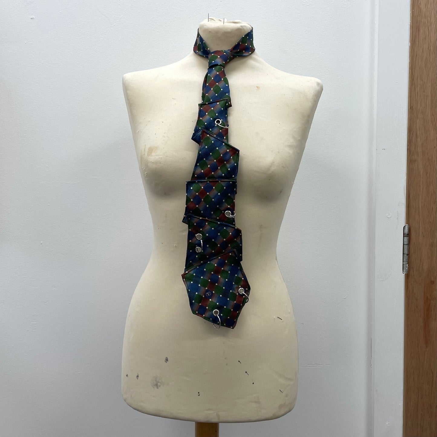 Disjointed tie