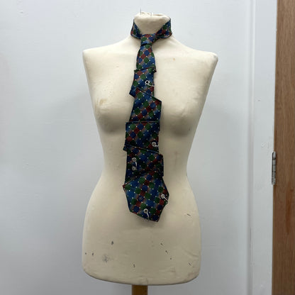 Disjointed tie