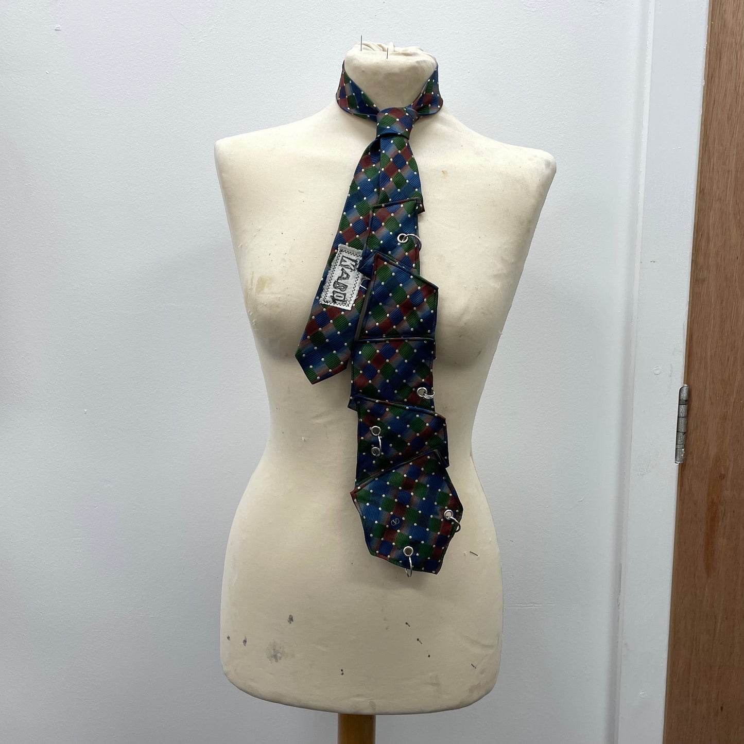 Disjointed tie