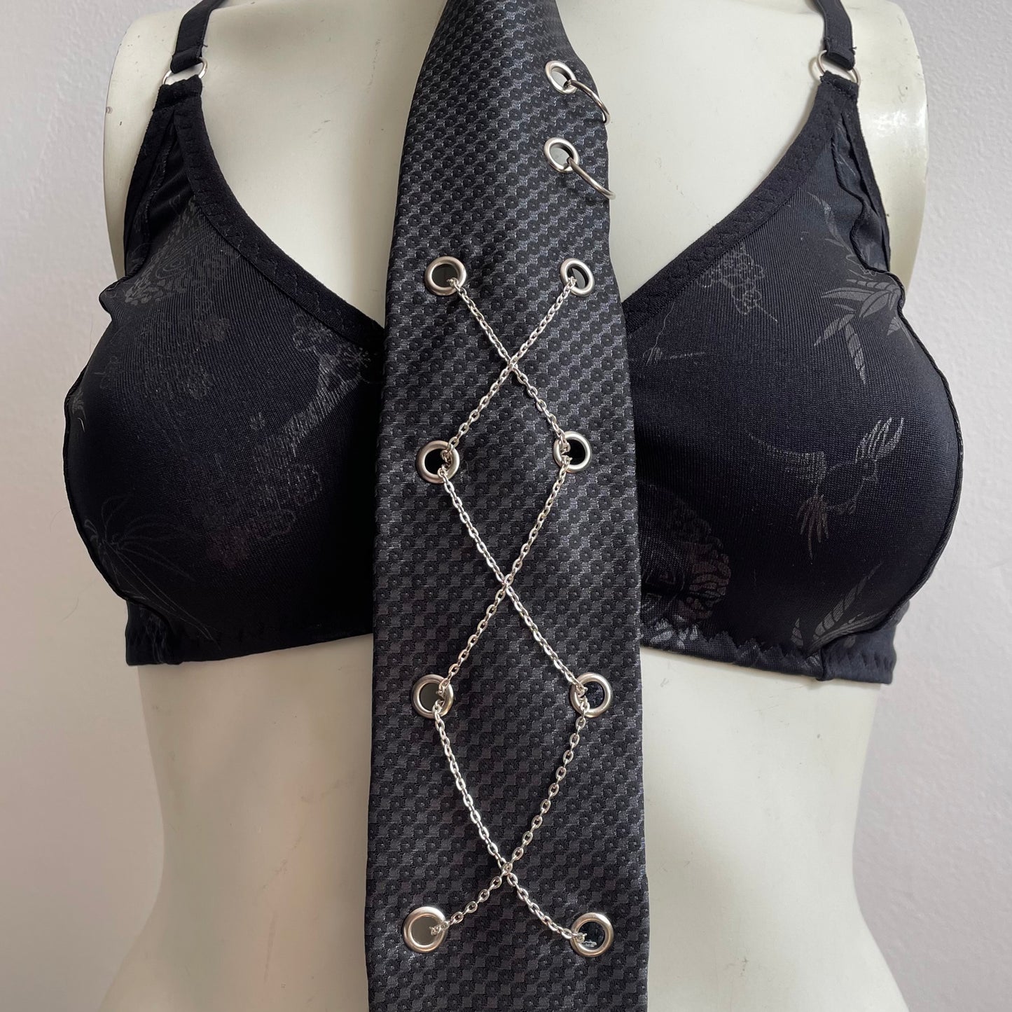 Chain corset tie