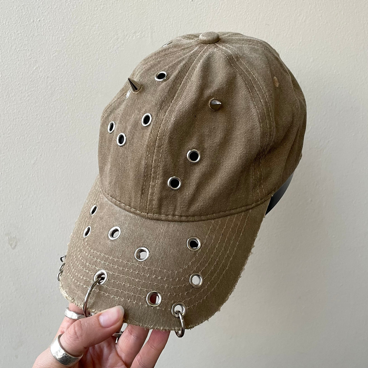 Beige eyelet cap
