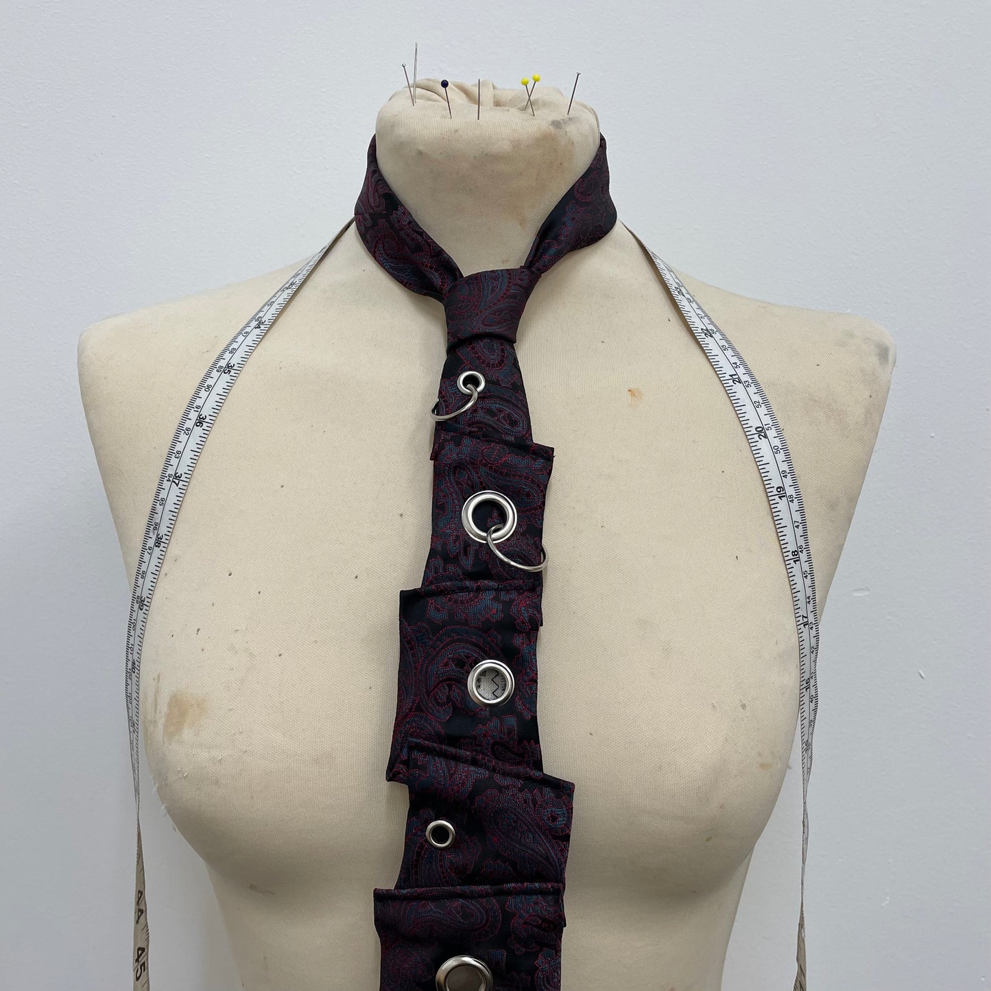 Disjointed tie