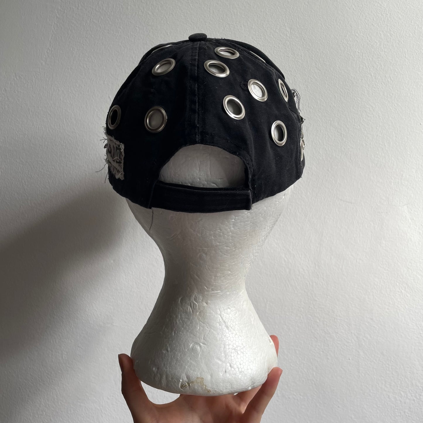 Eyelet cap