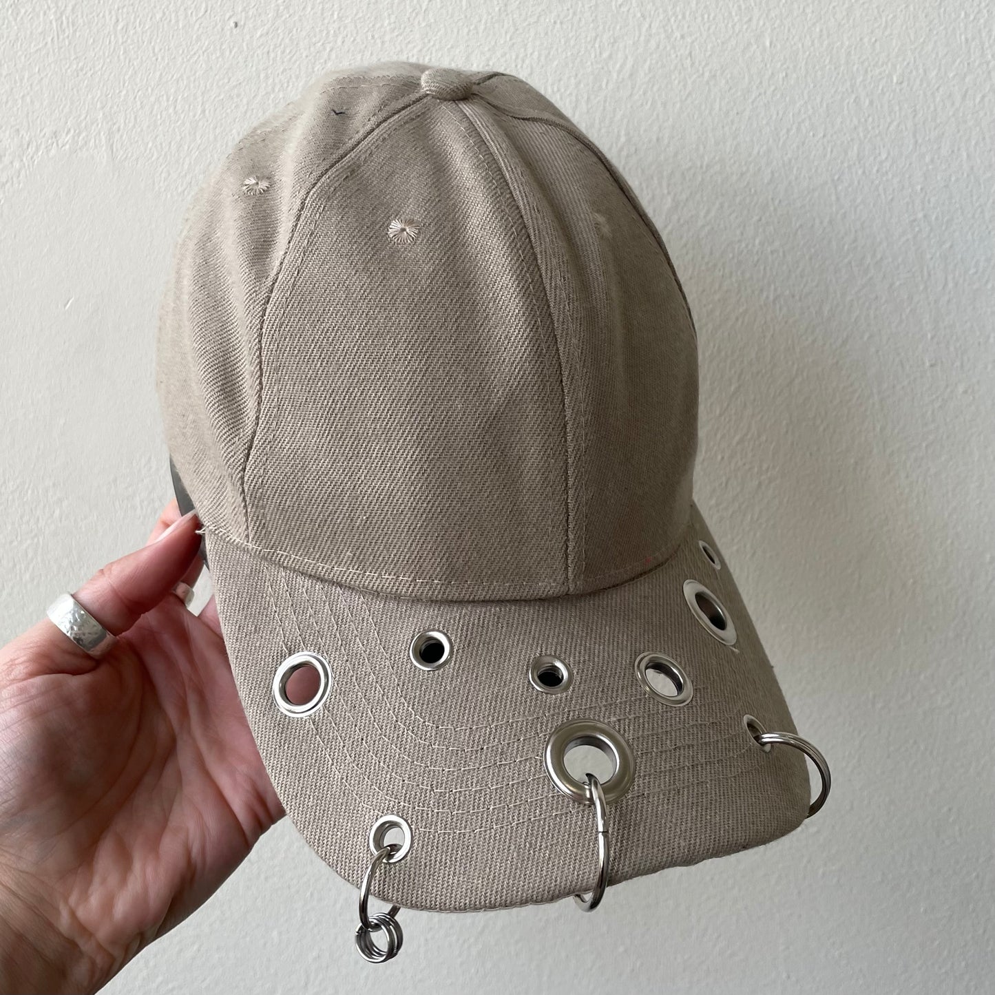Beige eyelet cap