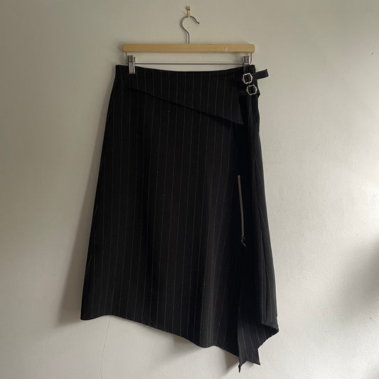 Asymmetric hem skirt