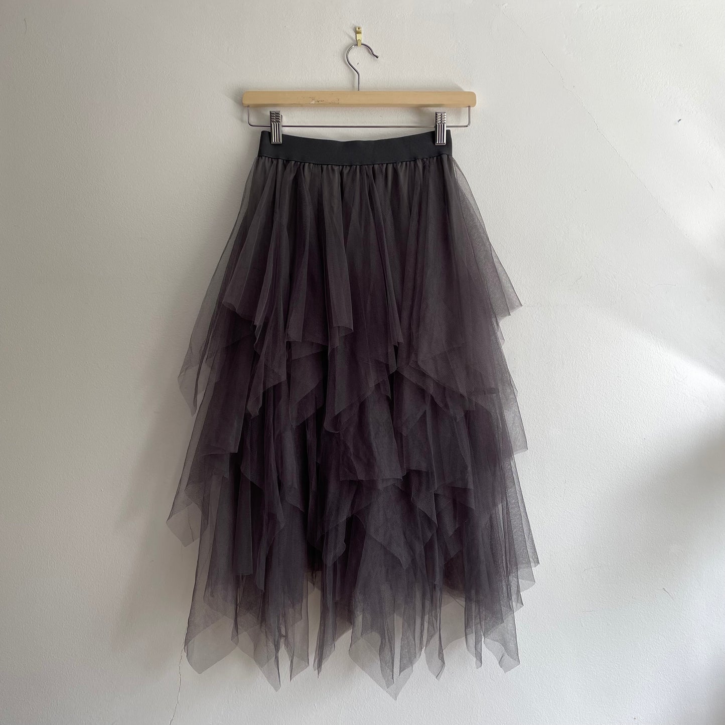 Layered asymmetric mesh skirt