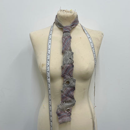 Disjointed wool tie
