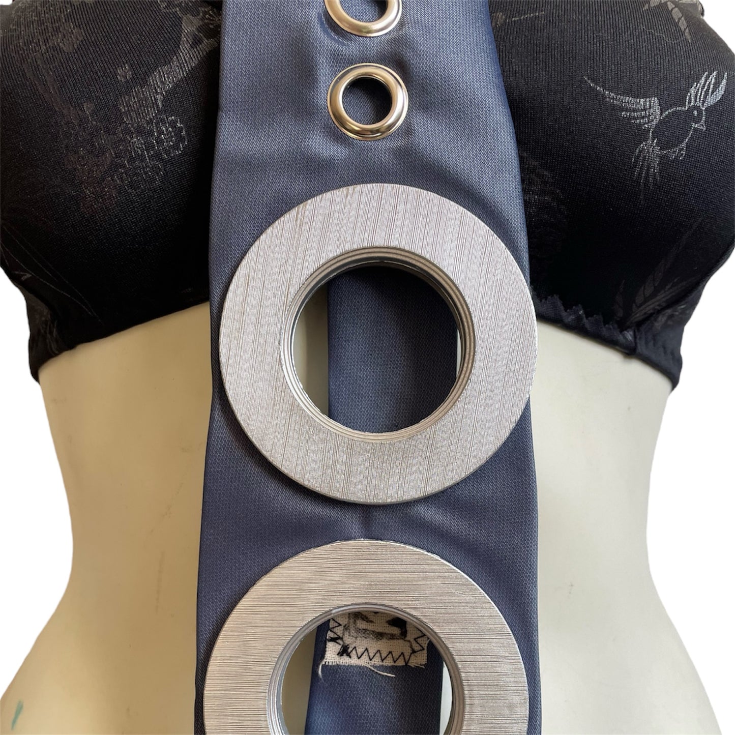 Oversized eyelet tie