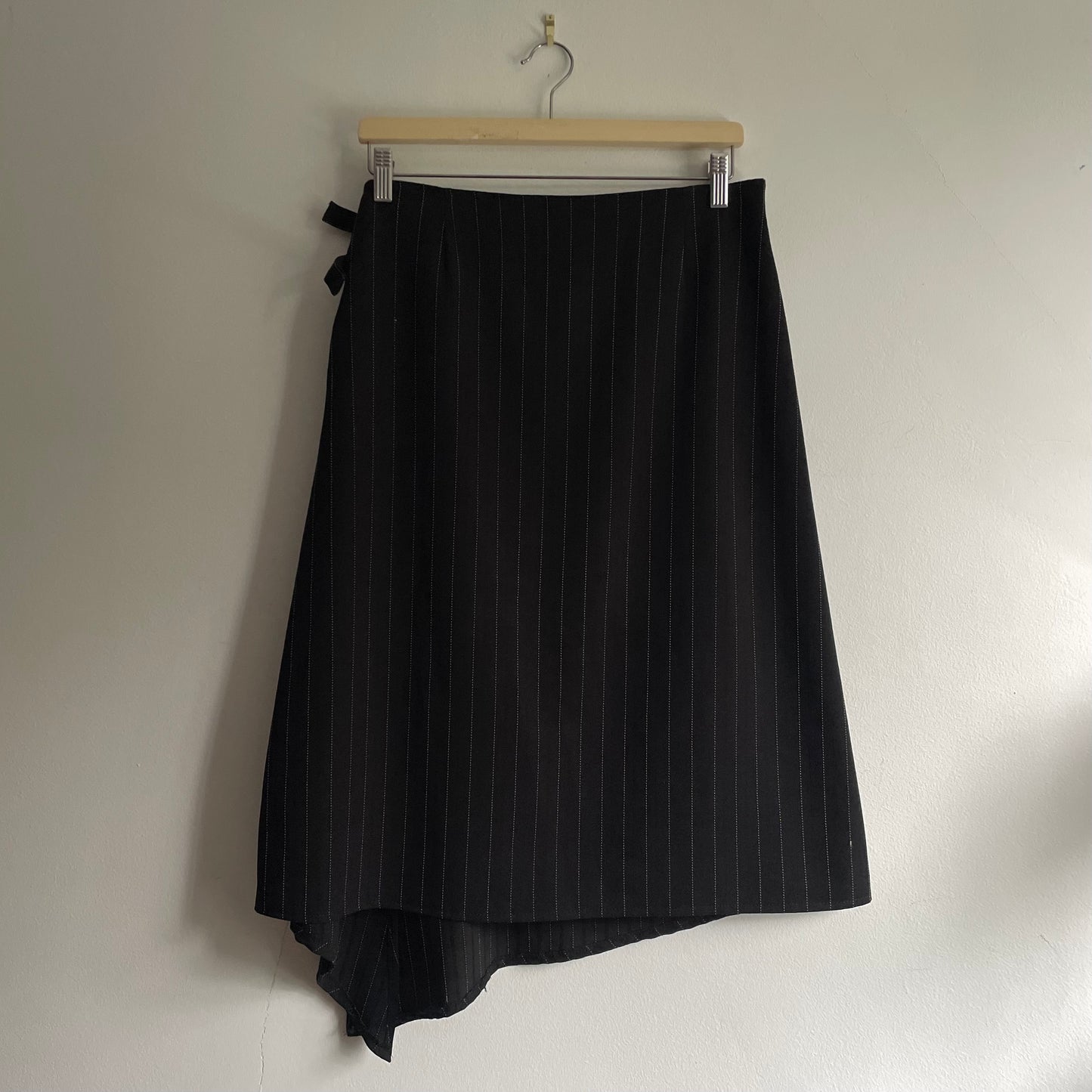 Asymmetric hem skirt