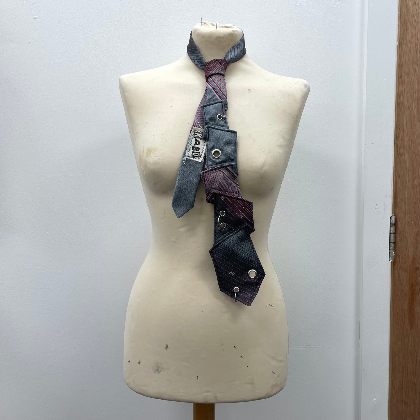 Grey disjointed tie