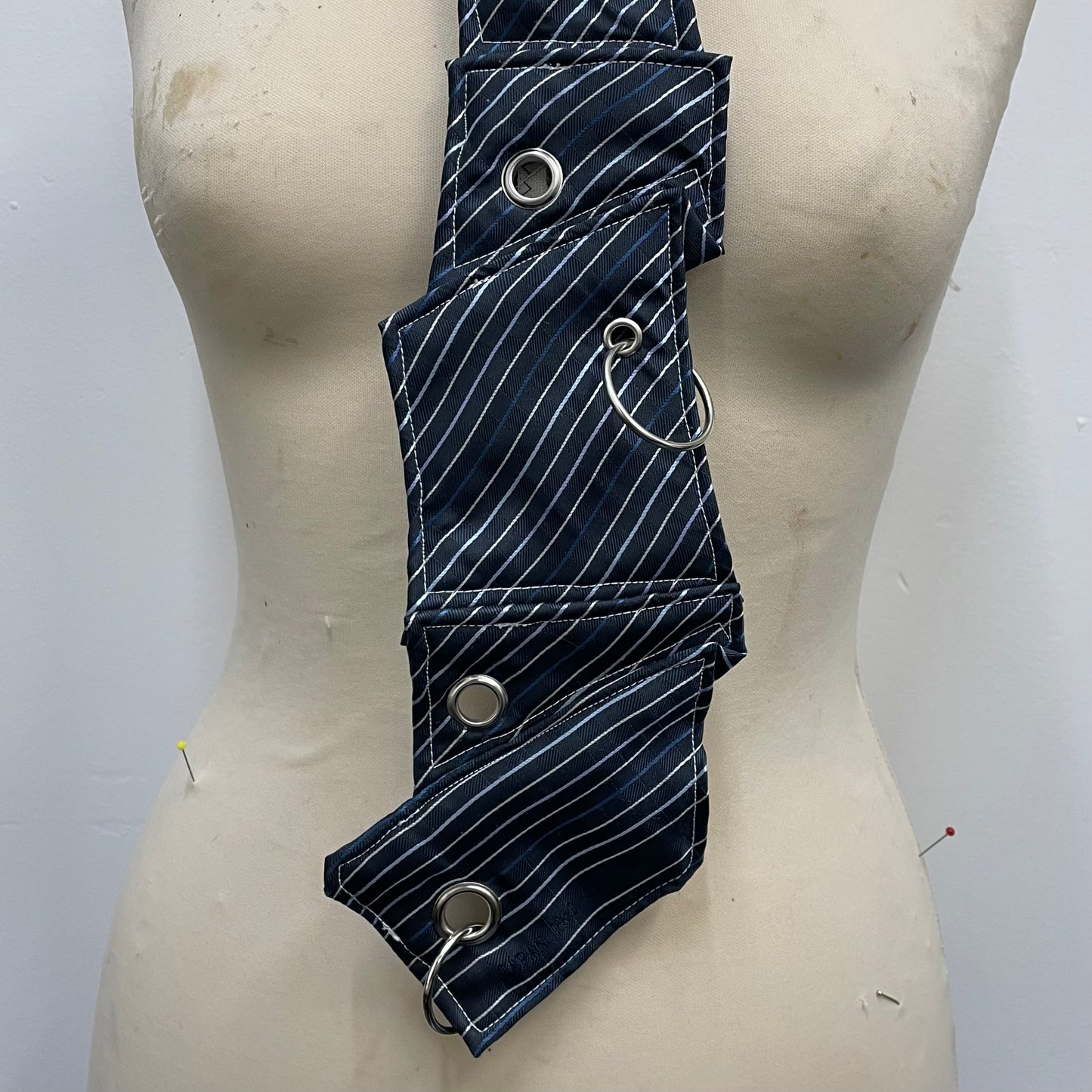 Disjointed stripe tie