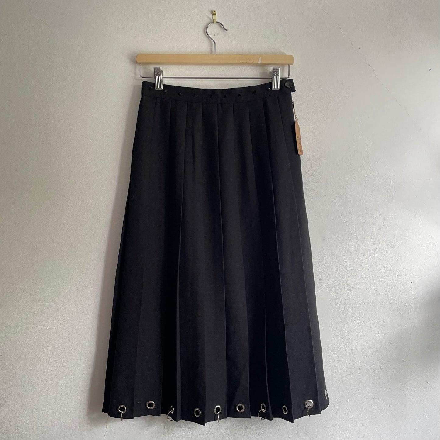 Spike waist eyelet skirt